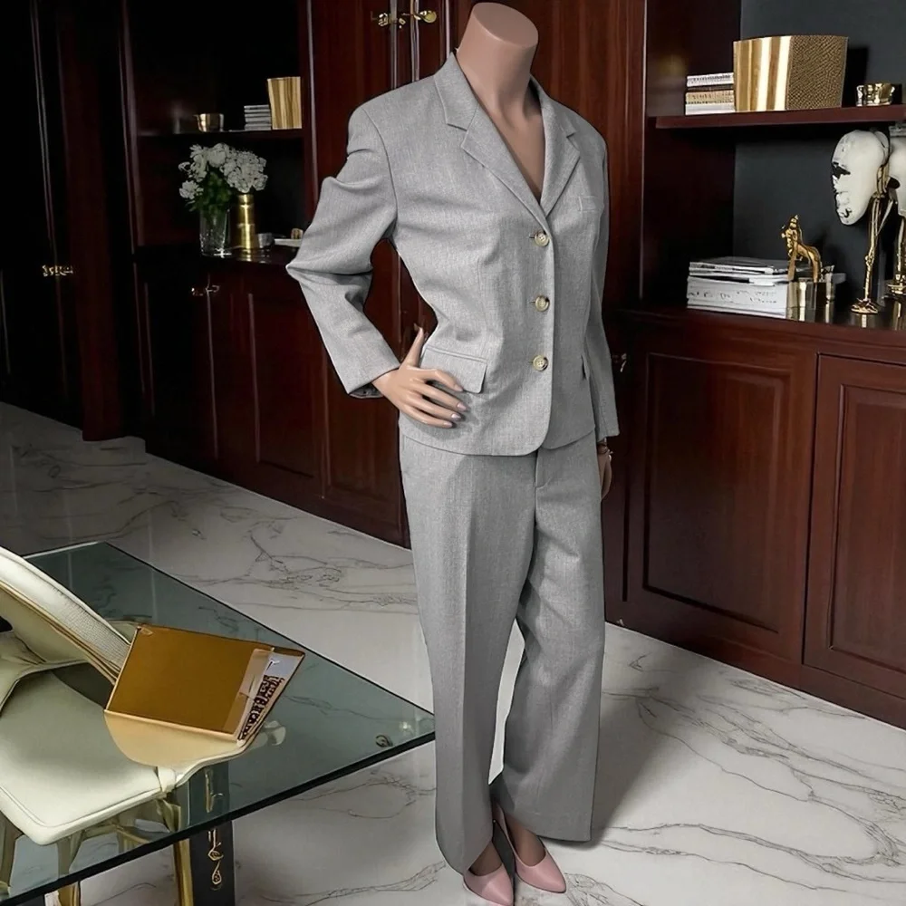 Lauren Ralph Lauren Classic Gray Suit with three  Buttons Closure.☑️